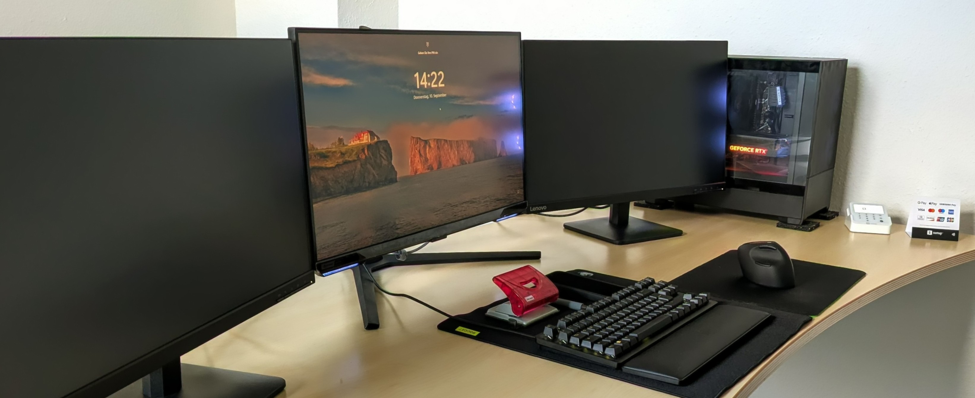 Arbeitsplatz in der Werkstatt mit zwei Monitoren und geöffnetem PC-Gehäuse