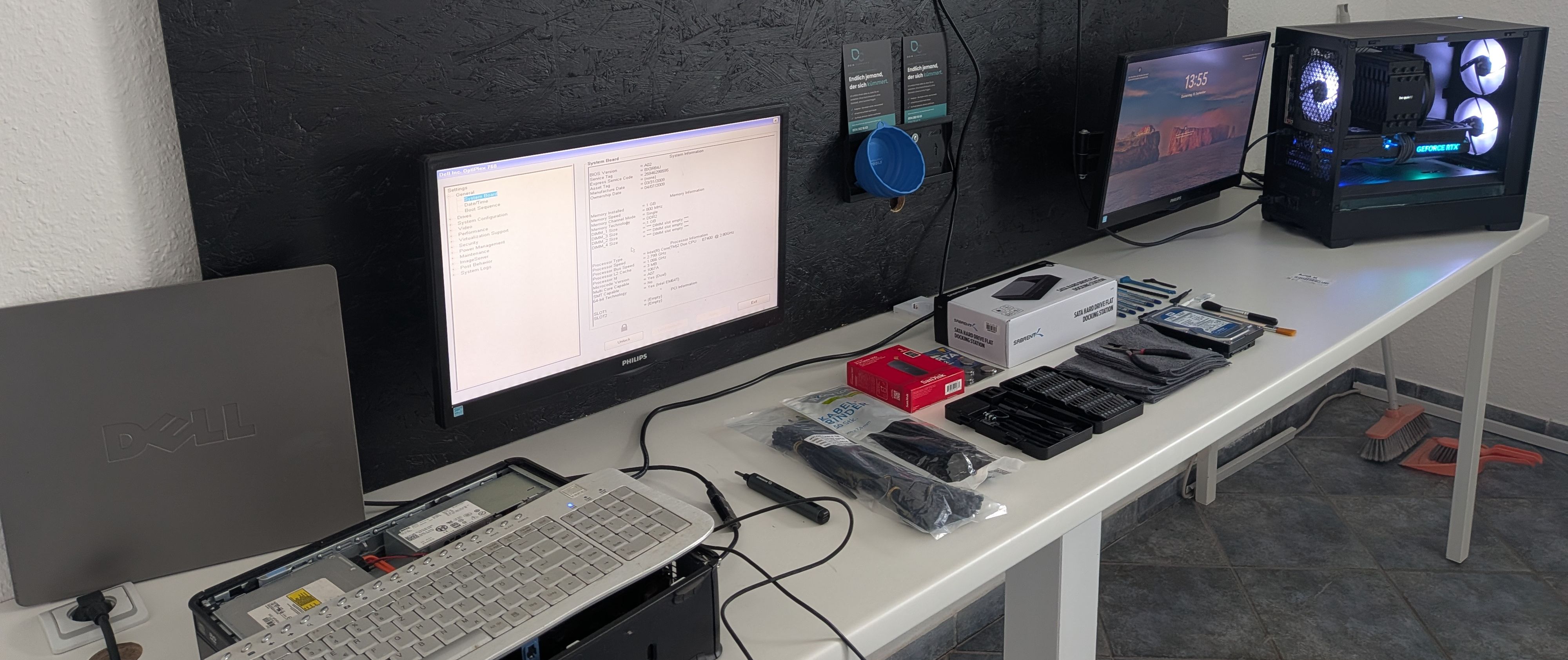 Notebook während der Diagnose im BIOS, daneben Werkzeug bereit für die Reparatur