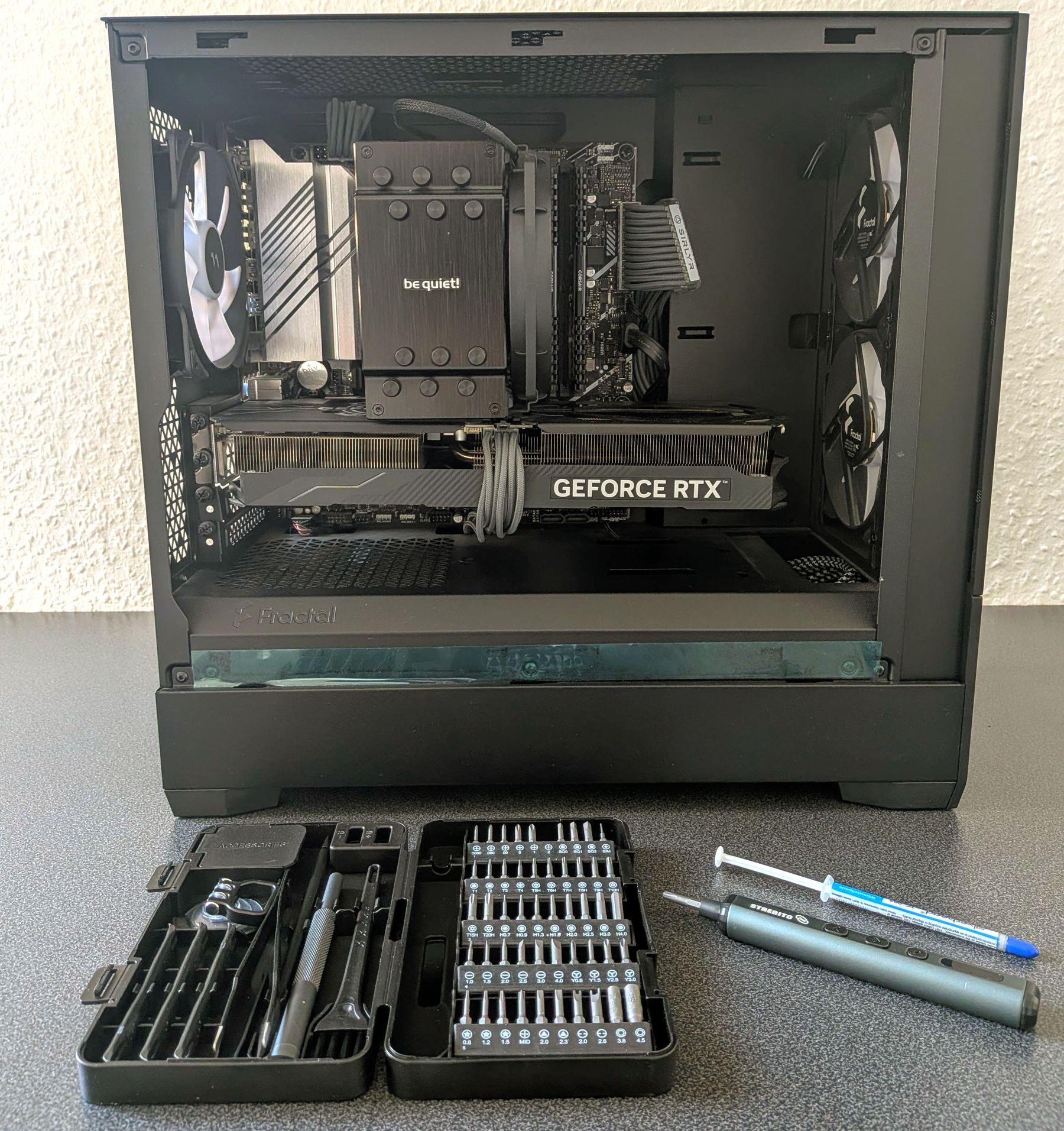 Geöffnetes PC-Gehäuse mit Grafikkarte und CPU-Kühler während des Zusammenbaus, Originalansicht